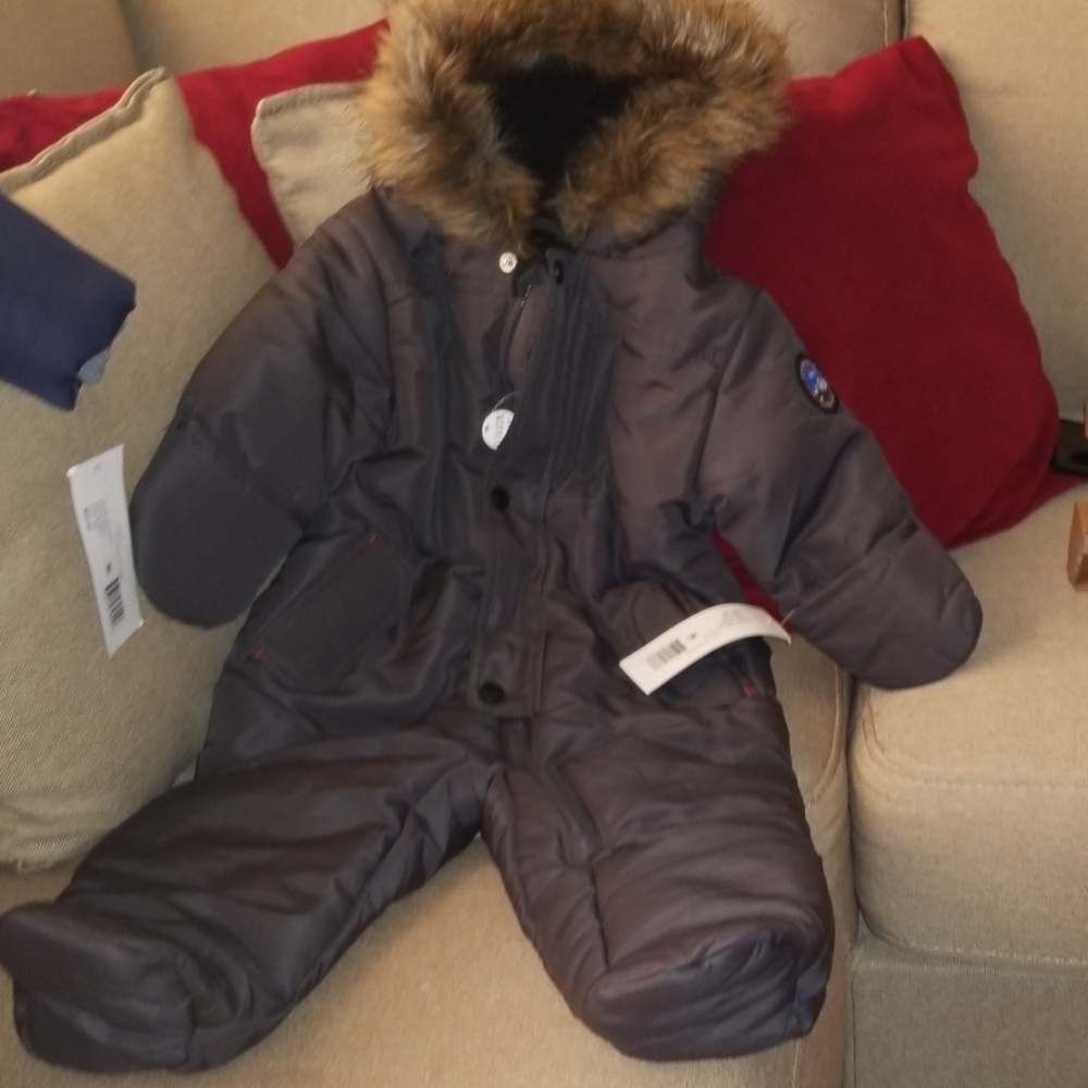 Fur hood pram